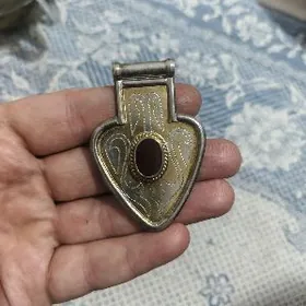 Gadym stilde broşka