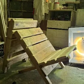 Stul öýde daşarda oturmana