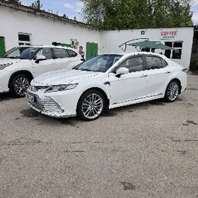 Toyota Camry Hybrid 2021