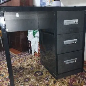 стол маникюрный с полкой