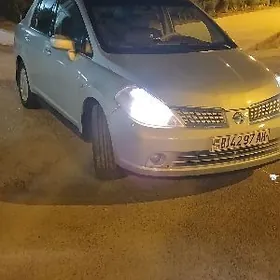 Nissan Tiida 2005