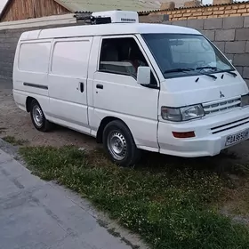 Mitsubishi L300 2004