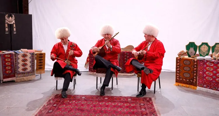 В Париже организовали концерт мастеров искусств Туркменистана