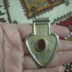 Gadym stilde broşka