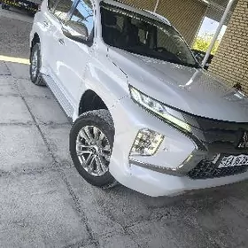 Mitsubishi Pajero 2020