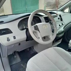 Toyota Sienna 2010