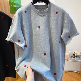 футболка с сердечками