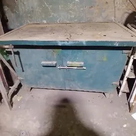 железный стол