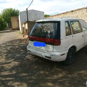 Mitsubishi Chariot 1995