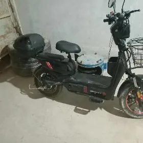 электроскутер