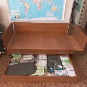 кровать, диван.