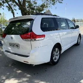 Toyota Sienna 2011
