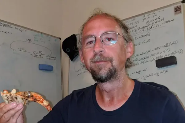 NYT-nyň derňewi: bitkoini döreden - kriptograf Adam Bek