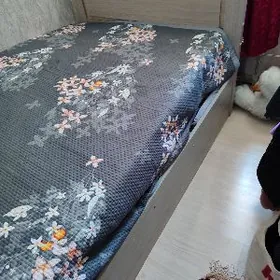 кровать с матрасом