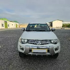 Mitsubishi L200 2012