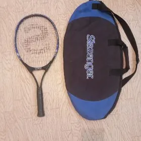 теннисные ракетки и мячи.