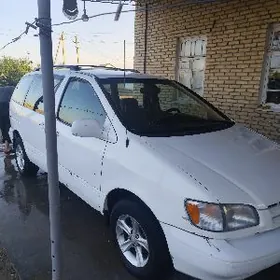 Toyota Sienna 1999