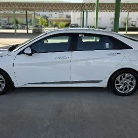 Hyundai Elantra 2024