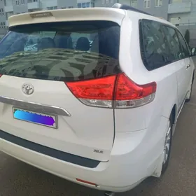 Toyota Sienna 2011