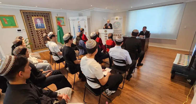 Замглавы МИД Туркменистана встретился с туркменскими студентами в Сеуле