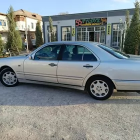 Mercedes-Benz E320 1996