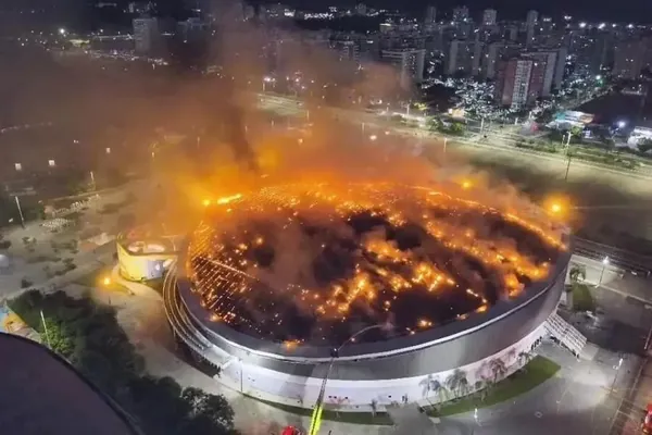 Braziliýada dünýä çempionatynyň geçýän ýerinde ýangyn döredi - img 2