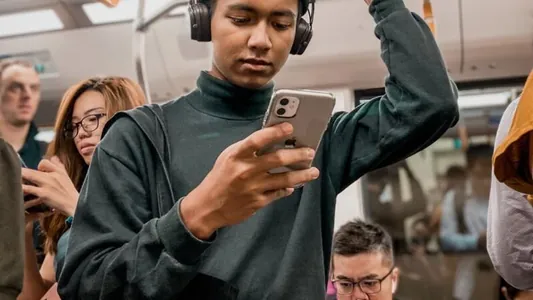 Исследование Samsung: каждый 4-й европеец заглядывает в чужой телефон