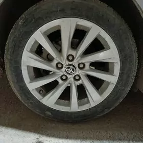 Camry LE 2023 diska 17 lik