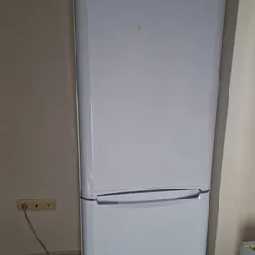 продам холодильник indezit