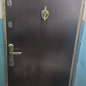 Demir gapy, diwan, podstawka