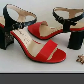 красные босоножки