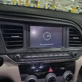 Hyundai Elantra monitor