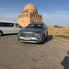 Toyota Highlander 2021