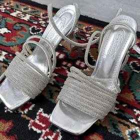 серебристая туфелька