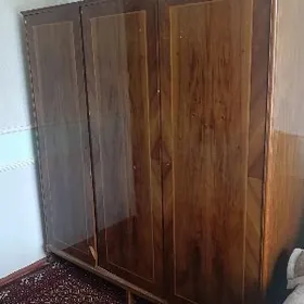 шифоньер трехдверной