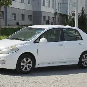 Nissan Tiida 2010
