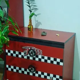 комод и стол