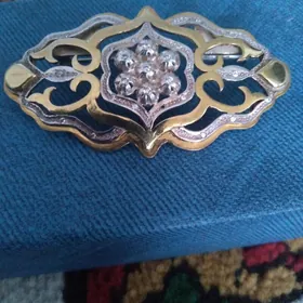 Gyzyl çaýlan kümüş broşka