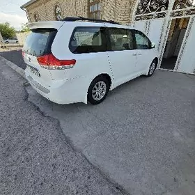 Toyota Sienna 2011