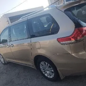 Toyota Sienna 2011