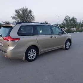 Toyota Sienna 2010