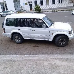 Mitsubishi Pajero 1992