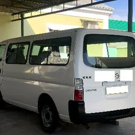 Nissan Urvan 2010