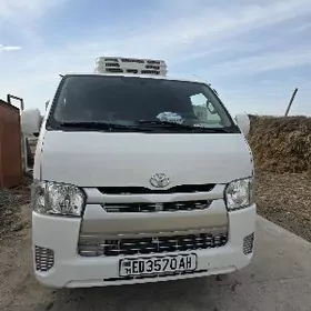 Toyota Hiace 2021