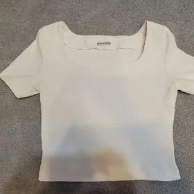 белая кофта