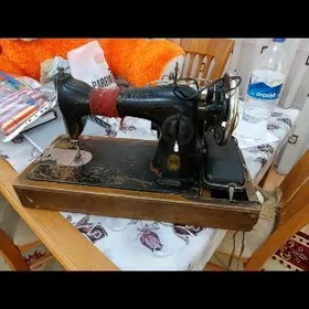 старинная швейная машинка