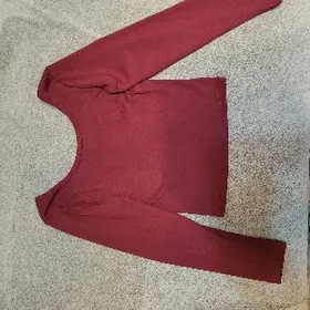 Кофта с открытой спиной.