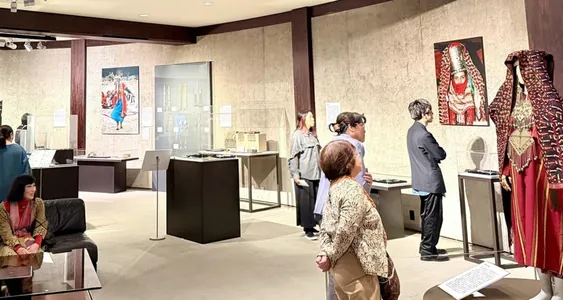 В Токио открылась выставка туркменских национальных костюмов и украшений