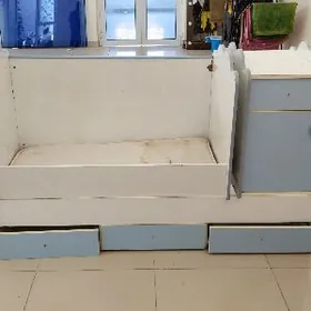 кровать и стульчик