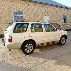 Nissan Pathfinder 2000